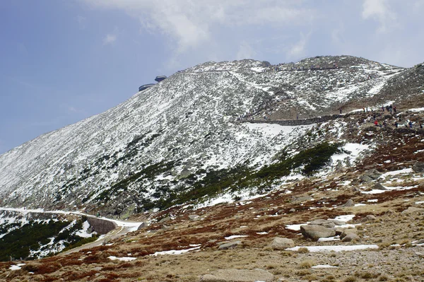 Turistler bir dağ yolu üzerinde — Stok fotoğraf