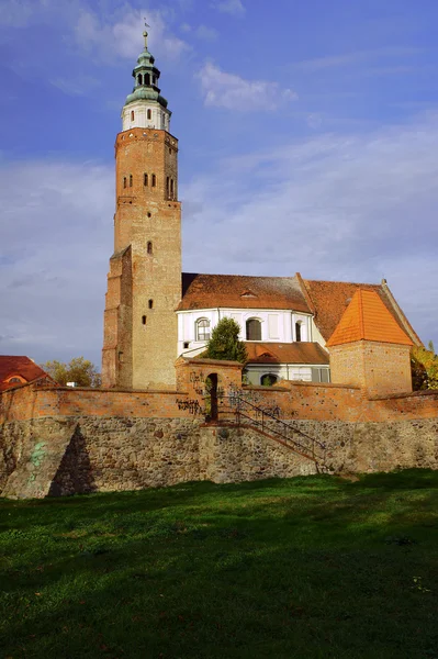 Pfarrkirche und Mauern — Stockfoto