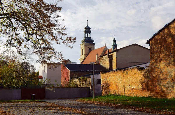 Kilise manzaralı sonbahar sokak — Stok fotoğraf