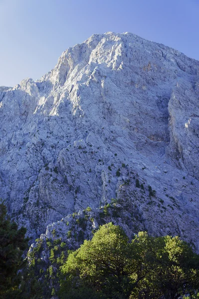 Felsen in den weißen Bergen genäht — Stockfoto