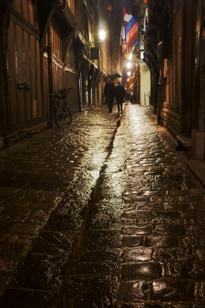 Na ulicy i budynków w deszczu w nocy — Zdjęcie stockowe