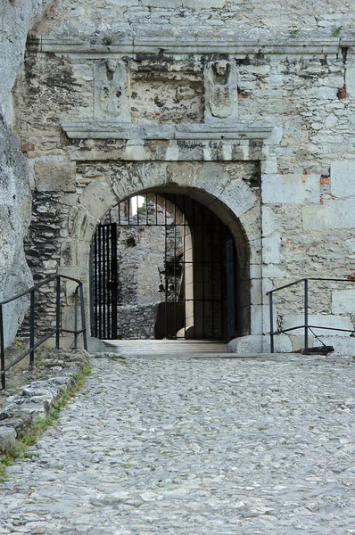Portti tuhoutuneeseen keskiaikaiseen linnaan — kuvapankkivalokuva