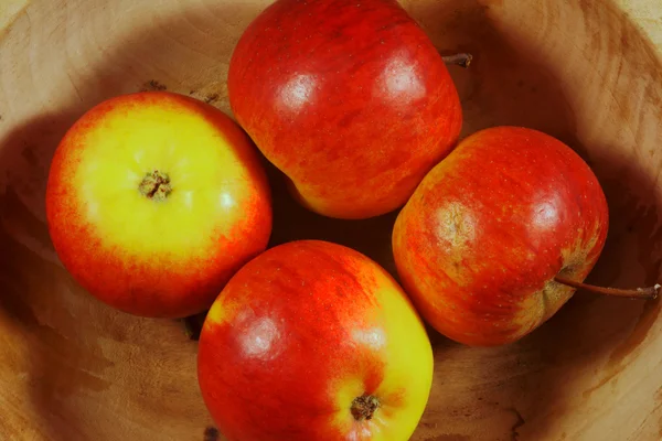 Большие красные яблоки — стоковое фото