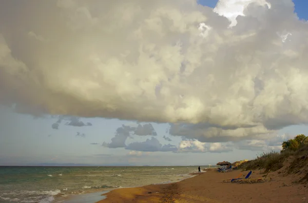 Stranden och grumlade sky — Stockfoto