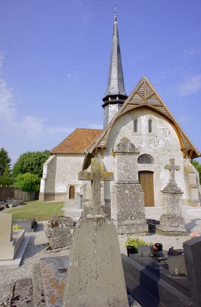 Hautausmaa ja keskiaikainen kirkko — kuvapankkivalokuva