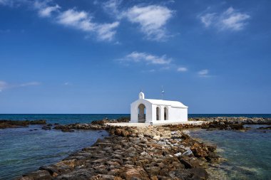 Yunanistan 'ın Girit adasındaki Georgioupoli kasabasında taştan bir burunda beyaz bir Ortodoks şapeli