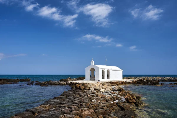 Bílá Pravoslavná Kaple Kamenném Náspu Městě Georgioupoli Ostrově Kréta Řecku — Stock fotografie