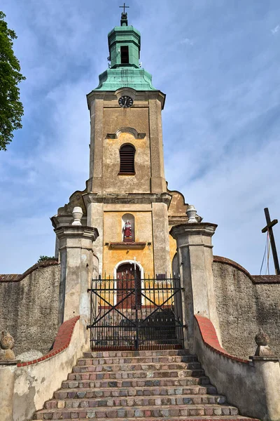 ポーランドのTemplewo村の石造りの教会の歴史的な塔 — ストック写真