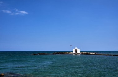 Yunanistan 'ın Girit adasındaki Georgioupoli kasabasında taştan bir burunda beyaz bir Ortodoks şapeli
