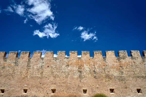 中世の城壁 ギリシャのクレタ島の空に対するFrangokastelloのヴェネツィアの城の戦い — ストック写真