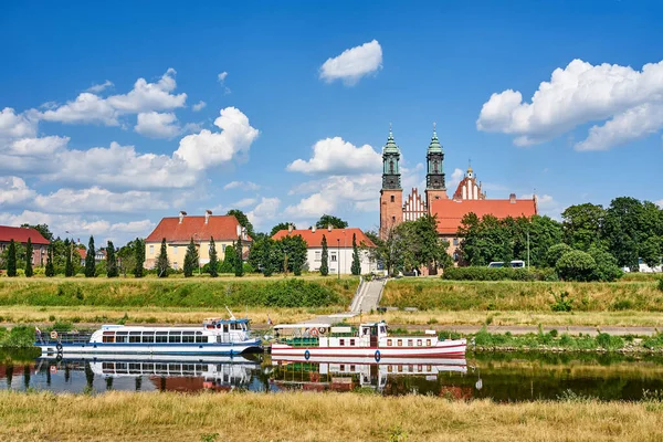 Warta Nehri Ndeki Gezi Gemileri Poznan Daki Tarihi Katedralin Çan — Stok fotoğraf