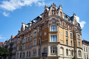 Poznan şehrindeki tarihi bir apartman binasının cephesi.