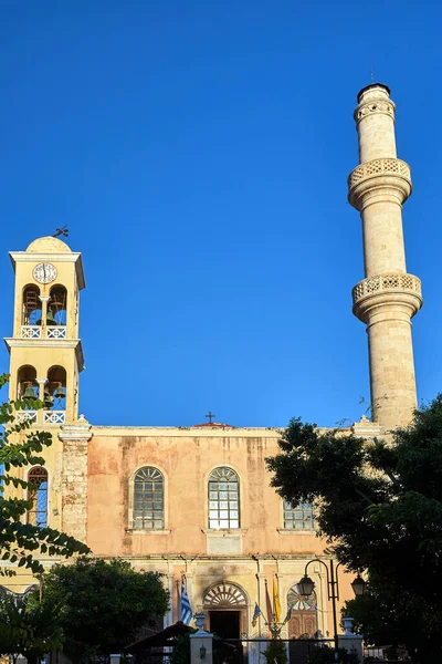Iglesia Ortodoxa Con Campanario Minarete Ciudad Chania Isla Creta Grecia — Foto de Stock
