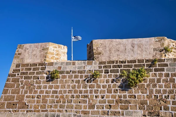 Fragmento Muralla Fortaleza Veneciana Bandera Griega Ciudad Chania Isla Creta —  Fotos de Stock