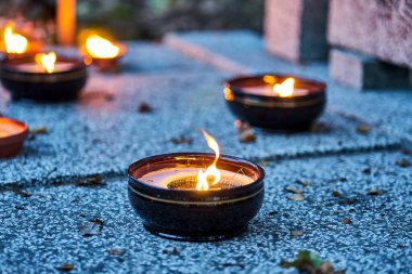 Polonya 'daki Azizler Günü mezarlığında alevler yanıyor.