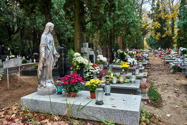 Statue Kerzen Und Blumen Auf Gräbern Auf Einem Friedhof Polen — Stockfoto