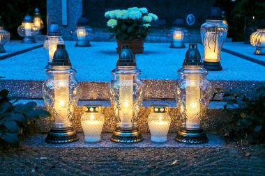 Polonya 'daki Azizler Günü mezarlığında alevler yanıyor.