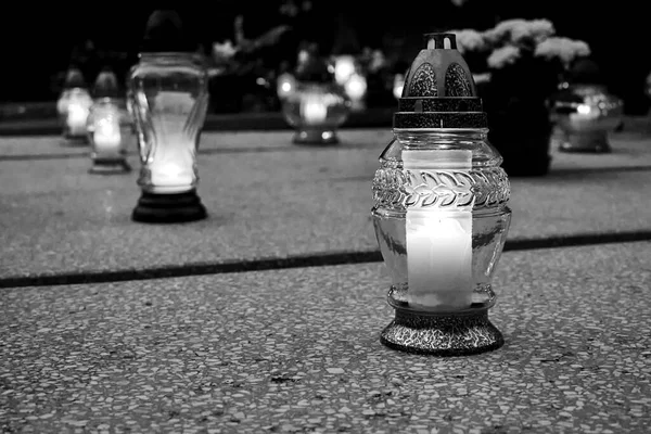 Feux Brûlant Sur Une Tombe Dans Cimetière Toussaint Pologne Monochrome — Photo