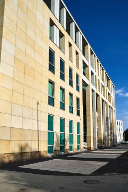 Poznan şehrindeki modern bir binanın taş cephesi.