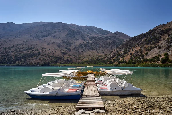 Barcos Pedal Muelle Del Lago Kourna Isla Creta Grecia — Foto de Stock