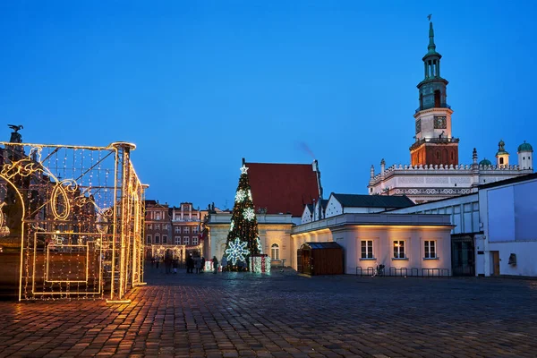 Tržní Náměstí Historickými Činžovními Domy Věží Radnice Vánoční Výzdobou Městě — Stock fotografie