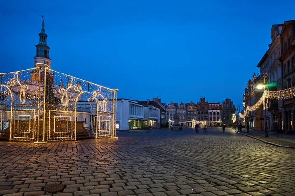 Piac Tér Történelmi Bérházakkal Városháza Tornyával Karácsonyi Díszítésekkel Poznad Városában — Stock Fotó