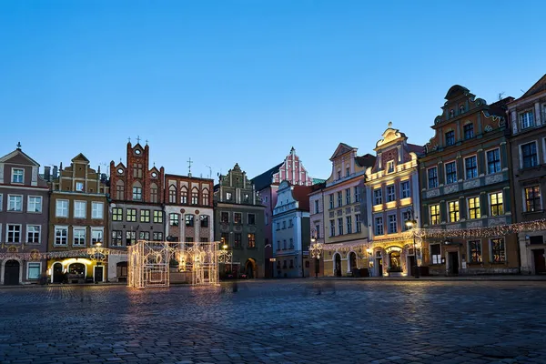 Tarihi Konutları Poznan Şehrinde Noel Süsleri Bulunan Eski Pazar Meydanı — Stok fotoğraf