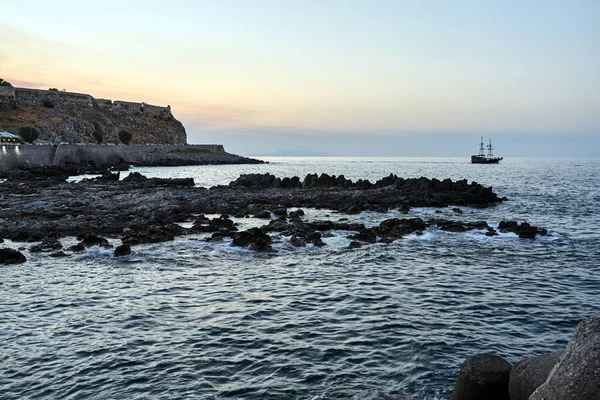Plachetnice Proti Hradbám Benátské Pevnosti Městě Rethymno Ostrově Kréta Řecku — Stock fotografie