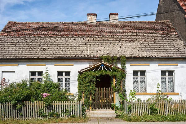 ポーランドに木造の柵のある古民家 — ストック写真