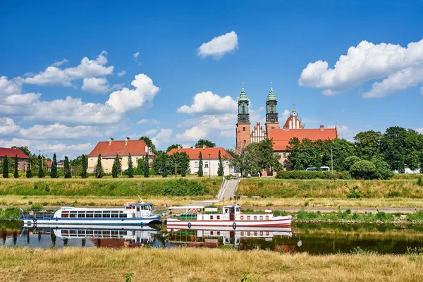 Łodzie Wycieczkowe Nad Rzeką Wartą Latem Poznaniu — Zdjęcie stockowe