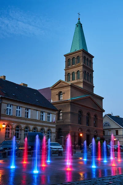 ポーランドのMidzyrzeczに噴水と教会の鐘楼を持つ市場広場 — ストック写真