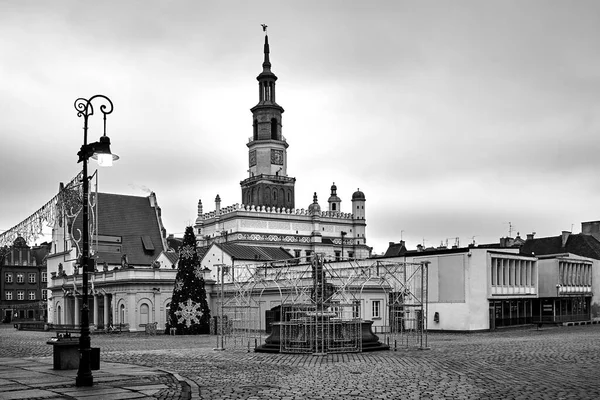 Rynek Zabytkowymi Kamienicami Dekoracjami Świątecznymi Poznaniu Monochromatyczny — Zdjęcie stockowe