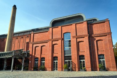 Poznan şehrindeki eski bira fabrikasının bacası ve binaları.