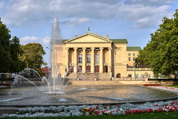 Une Fontaine Des Parterres Façade Opéra Historique Poznan — Photo