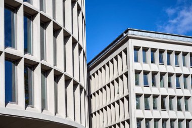 Poznan 'da tarihi, modernist bir bina silindir şeklinde.