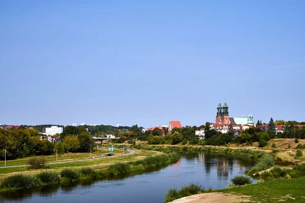 Poznan Şehrindeki Warta Nehri Üzerindeki Gotik Katedralin Kuleleri — Stok fotoğraf