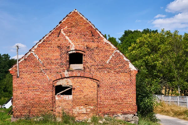Zniszczony Dom Wsi Czerwonej Cegły Polsce — Zdjęcie stockowe