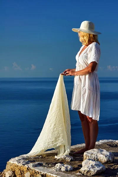 Девушка Белом Платье Шляпа Скале Моря Греции — стоковое фото