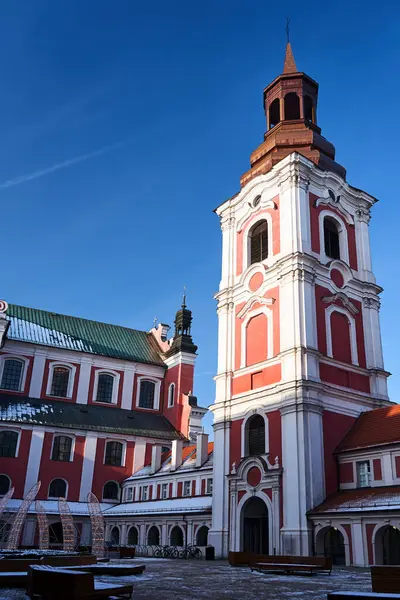 Gården Och Den Historiska Klockstapeln Den Barocka Klosterkyrkan Staden Poznan — Stockfoto