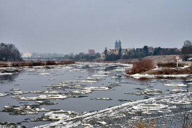 Polonya 'nın Poznan şehrinde kış boyunca Warta Nehri' nin kıyısındaki Floe