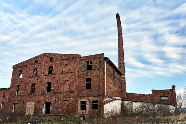 ポーランドにある傾斜レンガ造りの煙突を持つ歴史的な醸造所の遺跡 — ストック写真