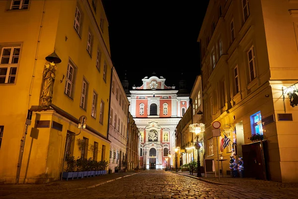 Fachada Uma Igreja Barroca Decorada Com Colunas Estátuas Noite Poznan — Fotografia de Stock