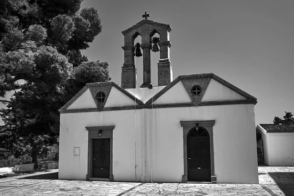 Ett Vitt Ortodoxa Kapell Med Klockstapel Kreta Grekland Monokrom — Stockfoto