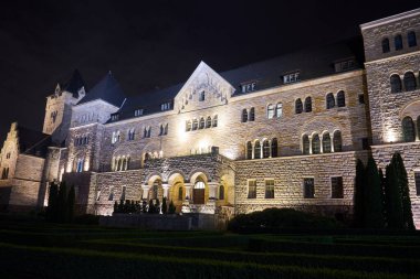 Poznan 'daki tarihi imparatorluk kalesinin taş kuleleri.