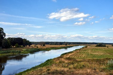 Polonya 'daki yaz hasadından sonra Warta Nehri ve ekilebilir tarlalar