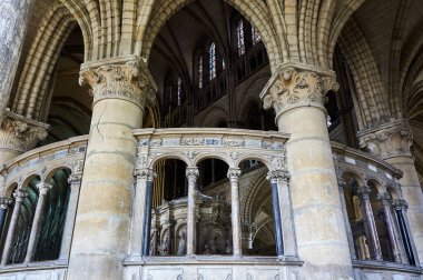 Fransa 'nın Reims kentindeki St. Remigius Bazilikası' nın içindeki taş mezar.