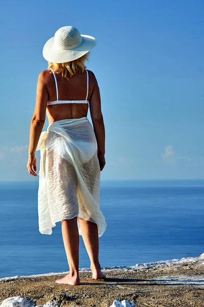 Ragazza Bikini Bianco Cappello Una Roccia Riva Mare Grecia — Foto Stock