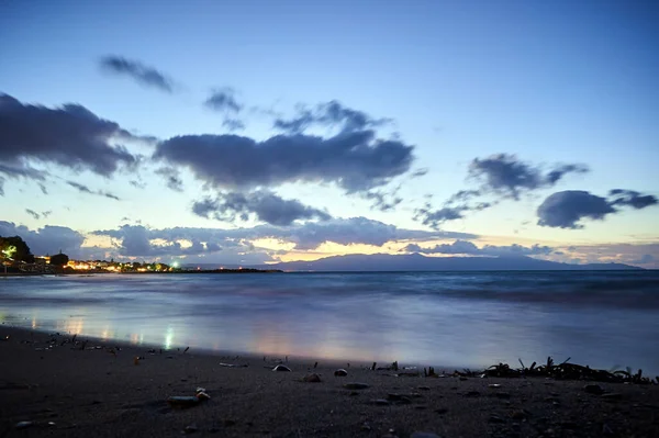 希腊克里特岛上的大海 沙滩海岸 夜晚灯火通明 — 图库照片