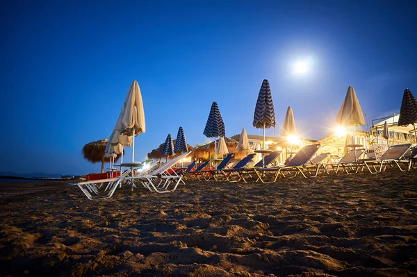 Шезлонги Зонтики Пляже Лунным Светом Острове Крит Греция — стоковое фото