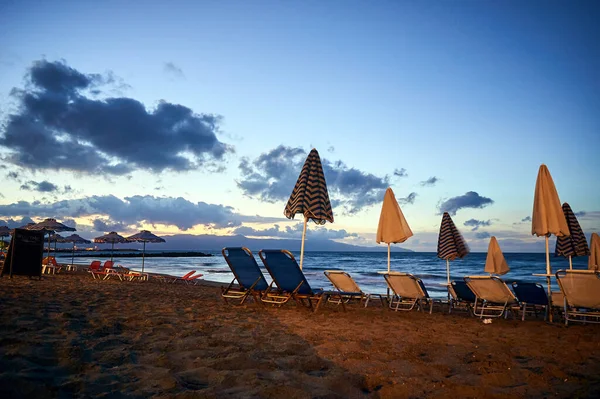 Cama Sol Guarda Chuva Praia Noite Ilha Creta Grécia — Fotografia de Stock